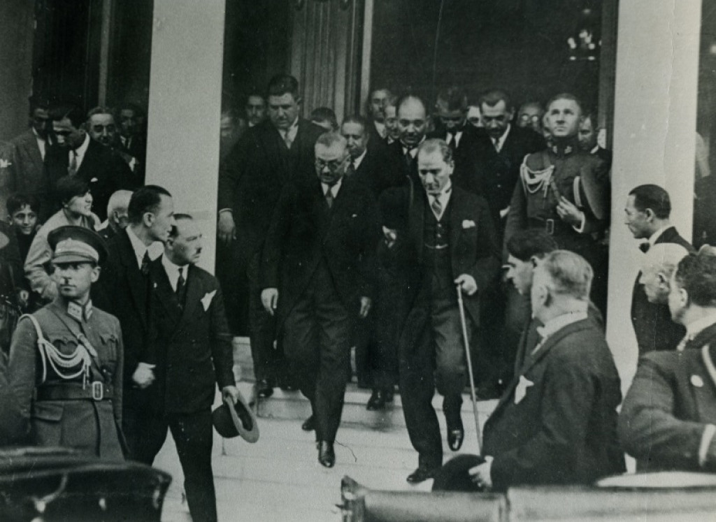 “1924’te 2 şubemiz vardı, bugün 1042 şubemiz var! Hedefimiz dünyanın en büyük 10 bankasından biri olmak!”