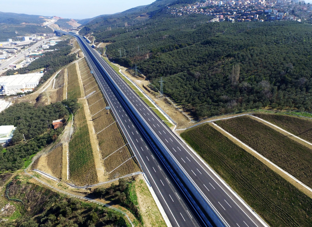 "Aracımla İstanbul-İzmir otoyolunu kullanarak İzmir'e gittim, 4 bin 750 TL otoyol ve köprü parası ödedim! Millet adeta soyuluyor!"